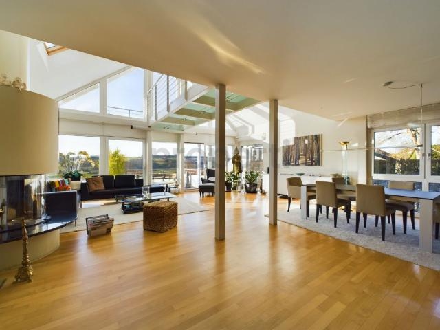 Semi detached house with 6.5 rooms in the popular Bonstetten