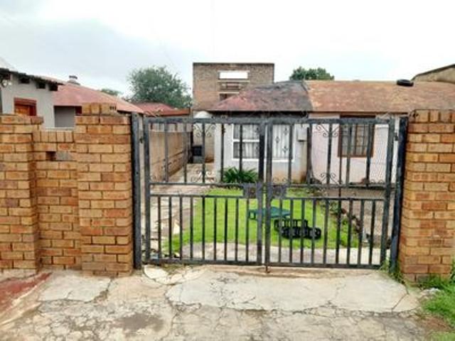 semi detached 3 room house on the ma.