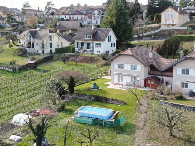 Semi detached 6 Zimmer Haus mit Schwimmbad in Echandens