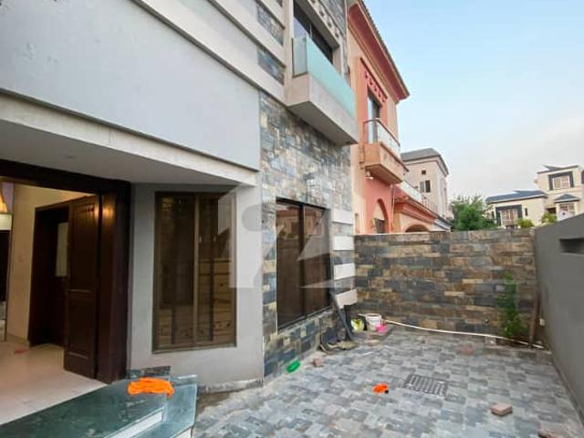 Semi Furnished Modern 10 Marla House For Rent Overseas A Block, Bahria Town Lahore