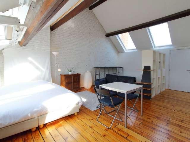 Semi independentstudio for rent in house in Saint Gilles