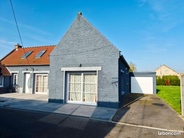 Semi plain pied individuel rénové, 3chs, jardin 814m², cour 120m² et garage