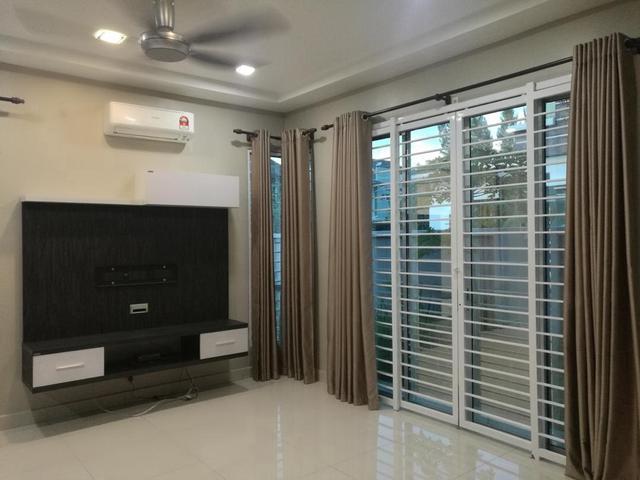 SemiD Cluster Bandar Parklands Extra Land Partially furnished