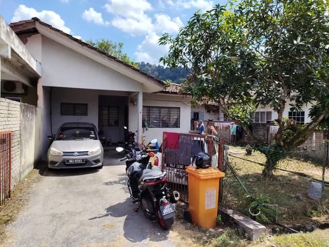 SemiD Desa Melor House