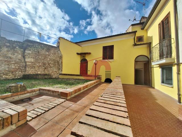 SEMINDIPENDENTE in vendita a Benevento, CENTRO STORICO