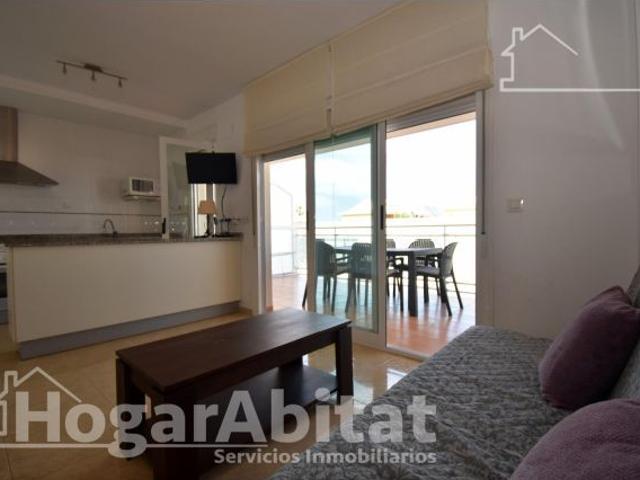 SEMINUEVO CON TERRAZA, PISCINA Y GARAJE CERCA DE LA PLAYA