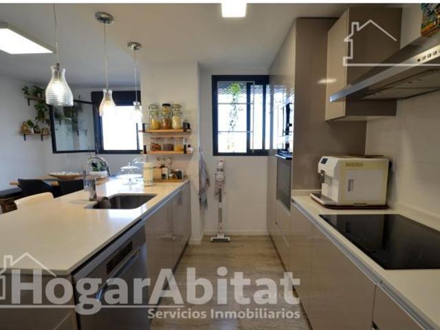 SEMINUEVO Y EXTERIOR EN RESIDENCIAL CON PISCINA, GARAJE Y TRASTERO