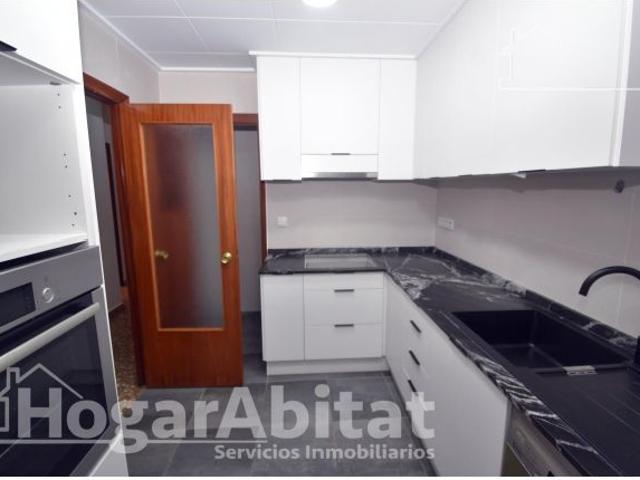 SEMIREFORMADO EXTERIOR DE CUATRO DORMITORIOS CON ASCENSOR BALCON Y TERRAZA