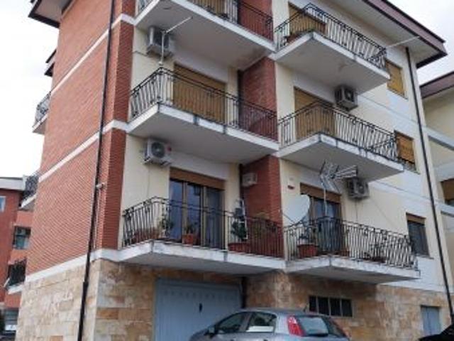senza agenzia privato vende appartamento posto auto e garage ad Andreotta