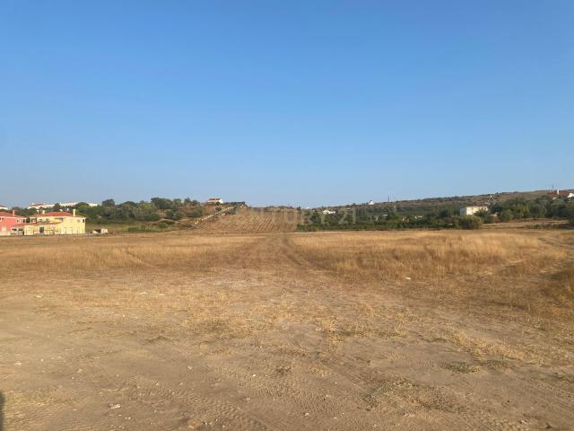 !SENHOR CONSTRUTOR! TERRENOS PARA CONSTRUÇÃO DE 18 MORADIAS COM PISCINA E GARAGEM EM LOCALIZAÇÃO PRIVILEGIADA