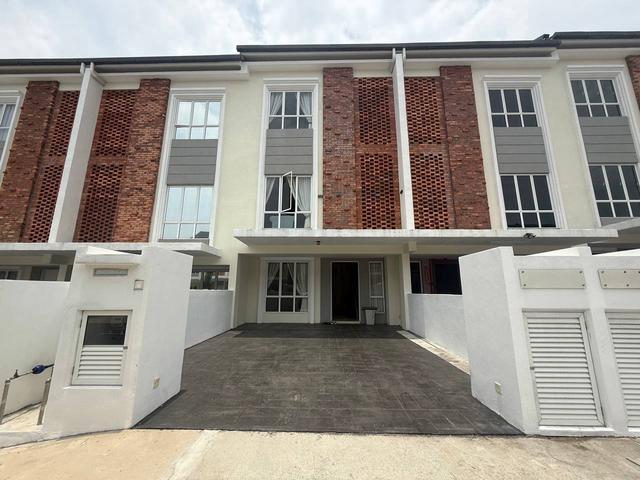 Seni Residence Sunsuria Sepang 3 Storey Terrace House