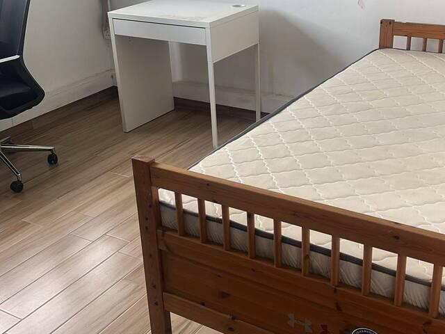 Seaview! * 4 min to MRT * Spacious Common Room * Privacy, Simple household