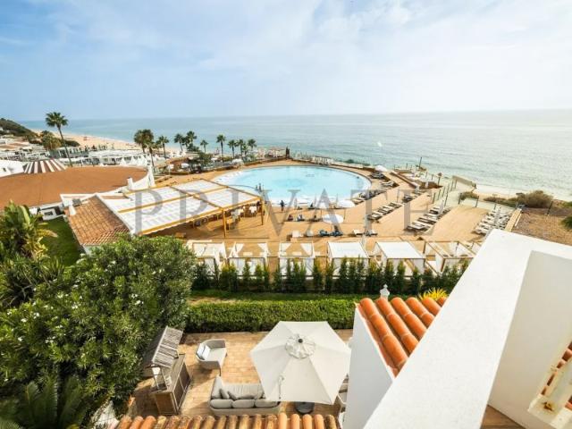 Sea Views and Spacious Living in Vale do Lobo