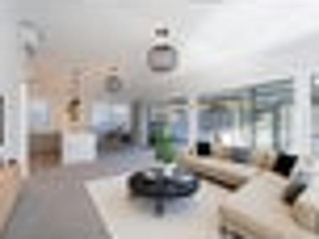 Sealy Court Prime townhouse living