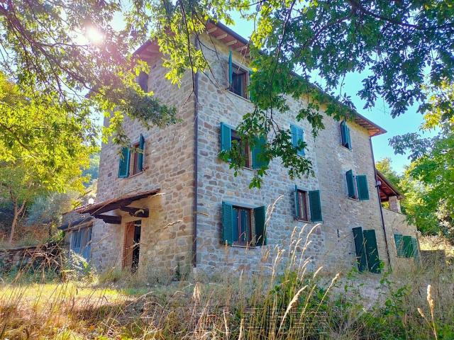 Seano. Casale con circa 4 ettari di terreno. 265m² San leo bastia