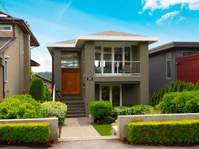 Seaside contemporary house with garden