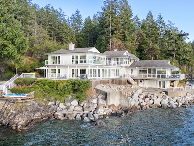 Seaside house with garden and terrace