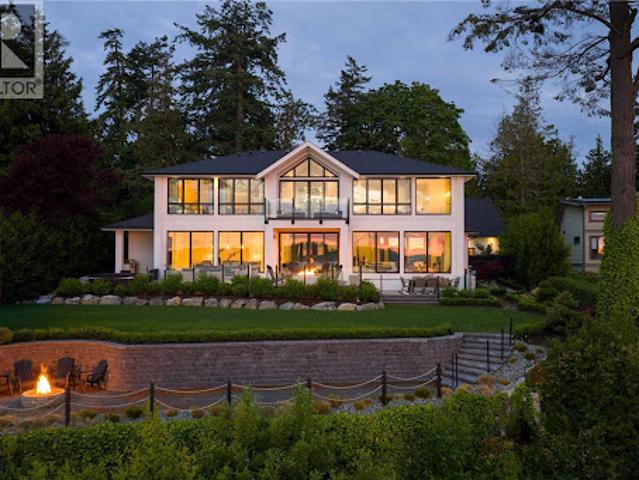 Seaside house with garden and terrace