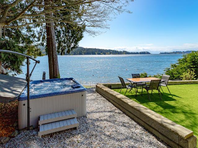 Seaside house with garden and terrace