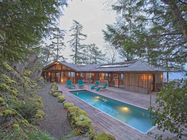Seaside house with pool and garden
