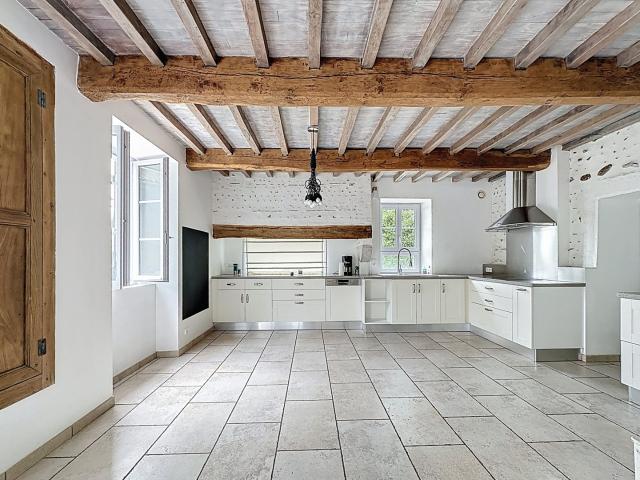 SECTEUR MAZEROLLES Belle maison ancienne, rénovée avec joli jardin