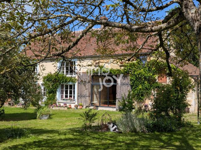 Secteur Mortagne au Perche, maison ancienne rénovée avec goût, jolie jardin, dépendance.