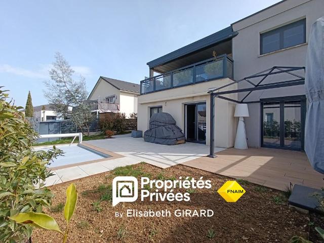 Secteur AVANNE AVENEY Maison contemporaine récente de 160 m2 avec piscine