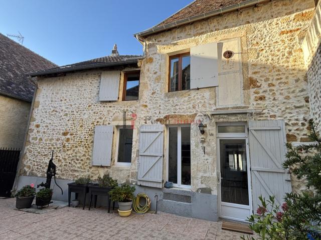 SECTEUR BELLEME MAISON DANS UN VILLAGE AVEC PREMIERS COMMERCES DEPENDANCES COUR ET JARDIN