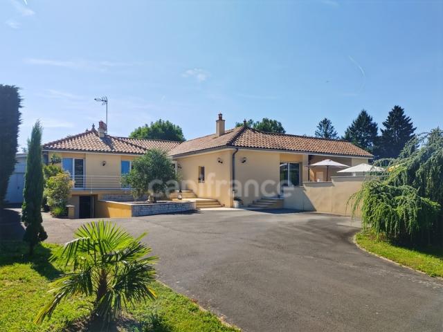 Secteur Bourgogne du Sud 2 km entrée/sortie autoroute A6 Maison à vendre de 180 m² 6 pièces terrain de 2 481 m² piscine !