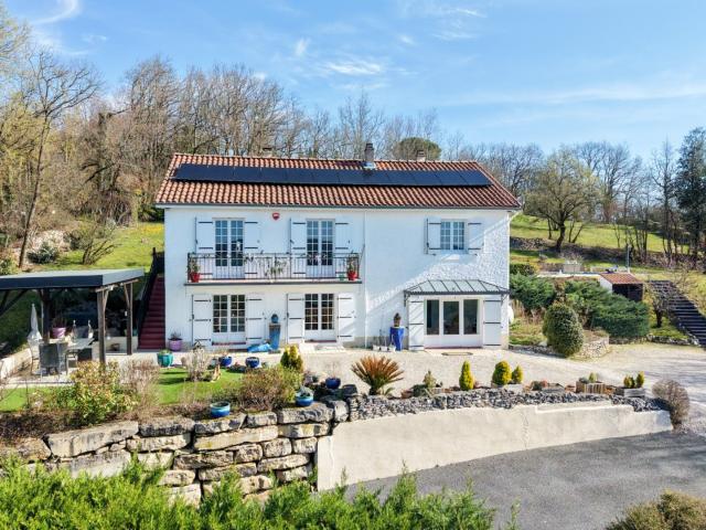 Secteur Carlux Ravissante Maison en excellent état avec vu. 170m² Carlux