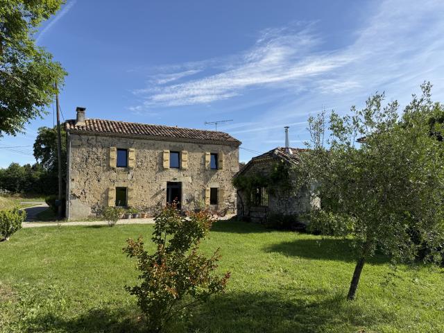 SECTEUR CONDOM—MAISON DE HAMEAU AVEC DEPENDANCES SUR 1658m2
