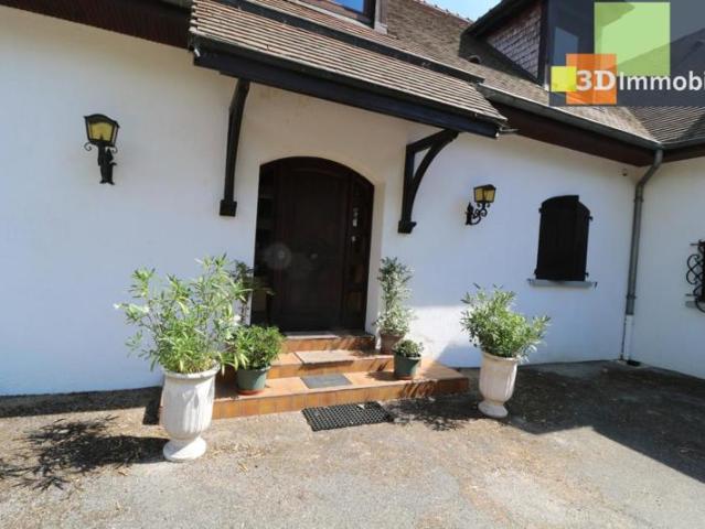 Secteur Dole, vends belle et grande propriété avec gîte, 12 pièces, avec un terrain, piscine et étang
