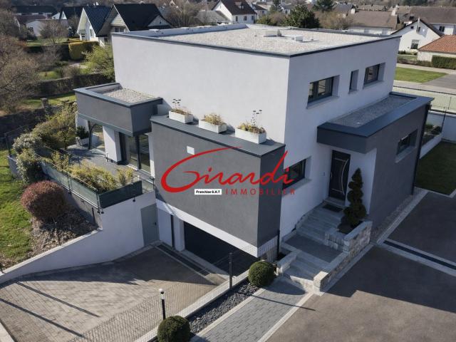 FELDKIRCH, SUPERBE VILLA DE 192 M2 AVEC JARDIN, TERRASSE, PISCINE ET DOUBLE GARAGE
