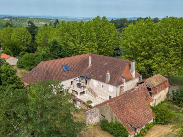 Secteur Gourdon Bel ensemble immobilier en pierre sur 4ha2. 340m² Gourdon