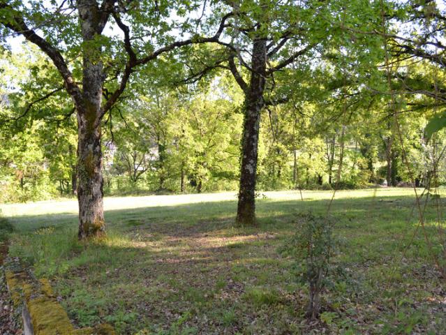 SECTEUR LARCHE/LA Feuillade TERRAIN 2000 m2 avec TOUT A L EGOUT