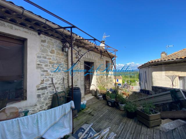 Secteur LEDIGNAN, maison en pierres de carastère avec fort p