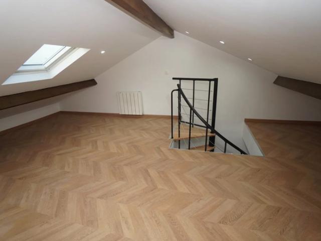 Secteur pavillonnaire au pied des commerces et transports !