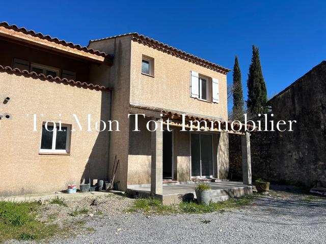 Secteur Quissac Villa F5 mitoyenne d'un coté de 110m2 environ + jardin