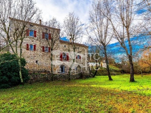 SUD ARDECHE, MAS EN PIERRE RENOVE, 5 SUITES ET PISCINE, ISOLE, SUR 2,6HA