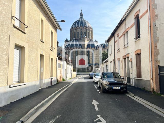 SECTEUR STE ANNE MAISON A RENOVER AVEC JARDIN ET DEPENDANCE