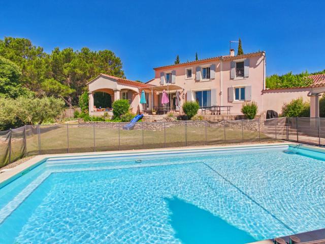 Secteur Saint Rémy de Provence Villa familiale avec piscine. 233m² Eyragues