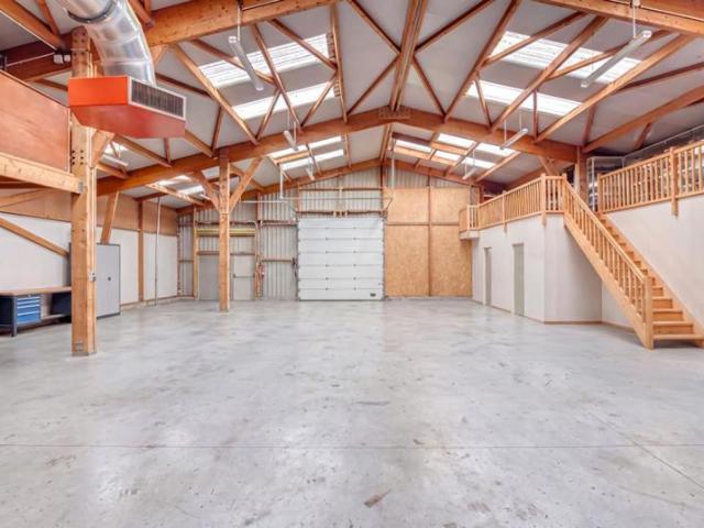 Secteur Valmont:Garage Entrepôt Atelier + pièces de vie sur 480 m2 au sol