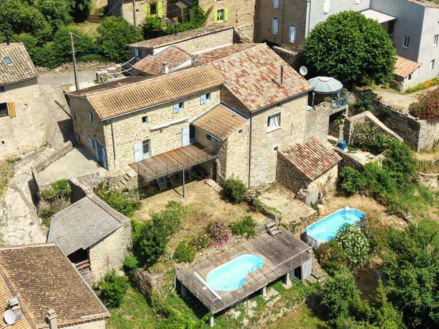 Secteur Vesseaux. Bâtisse en pierre avec Studio indépendant et piscine