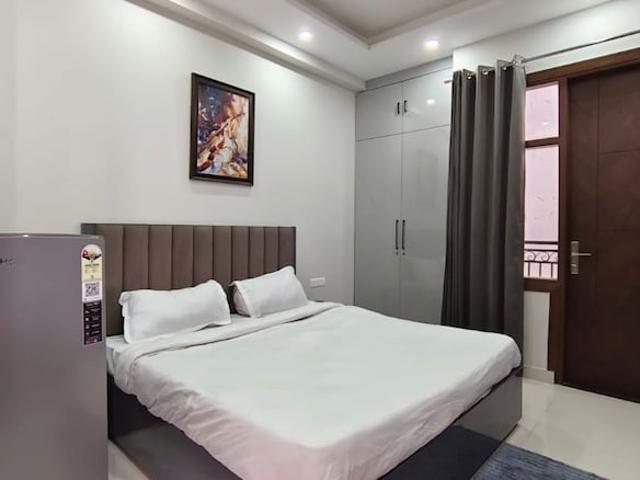 Sector 15 Gurgaon 2 Bedroom 200 Sq. Yd. Apartment in Sector 15 Gurgaon Listing ID: #10079