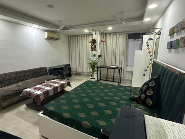 Sector 20, Noida Central 2 Bedroom 100 Sq. Yd. Builder Floor in Sector 20 Noida Listing ID: #10342