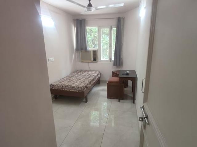 Sector 31, Noida Central 3.5 Bedroom 300 Sq. Mt. Villa in Sector 31 Noida Listing ID: #10237