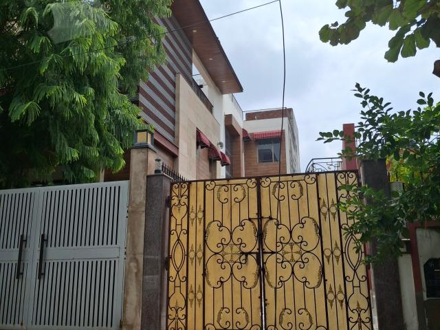 Sector 36, Noida Central 5 Bedroom 400 Sq. Mt. Villa in Sector 36 Noida Listing ID: #10379