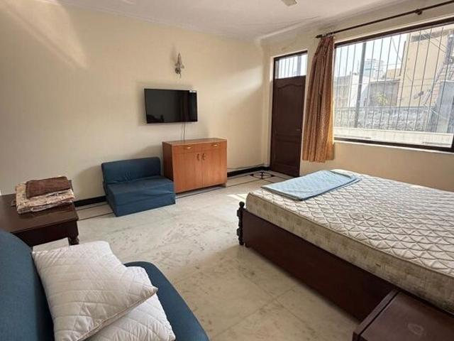 Sector 41, Noida Central 2 Bedroom 120 Sq. Mt. Builder Floor in Sector 41 Noida Listing ID: #10396