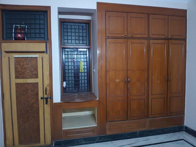 Sector 46, Noida Central 3 Bedroom 200 Sq. Mt. Builder Floor in Sector 46 Noida Listing ID: #10396