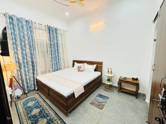Sector 46, Noida Central 3 Bedroom 200 Sq. Mt. Independent House in Sector 46 Noida Listing ID: #10347